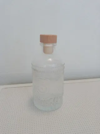 Botella de cristal decorada con tapón de madera