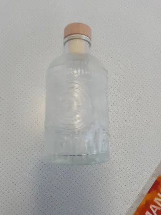 Botella de cristal decorada con tapón de madera