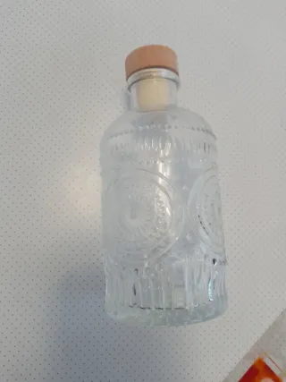 Botella de cristal decorada con tapón de madera