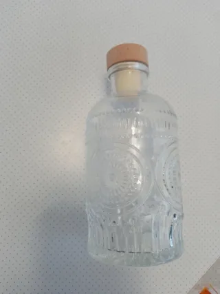 Botella de cristal decorada con tapón de madera
