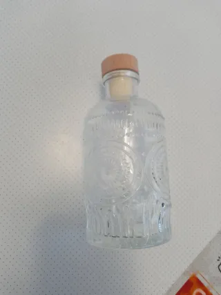 Botella de cristal decorada con tapón de madera
