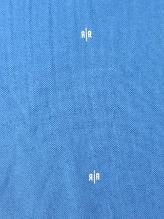 Polo juvenil azul con estampado