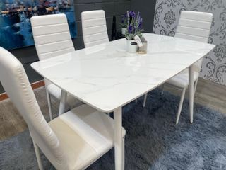 Mesa de comedor blanca con 4 sillas acolchadas