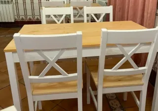 Mesa de madera con 7 sillas blancas