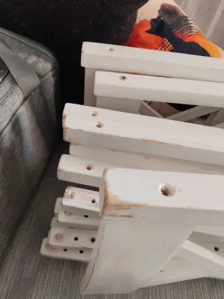 Mesa de madera con 7 sillas blancas