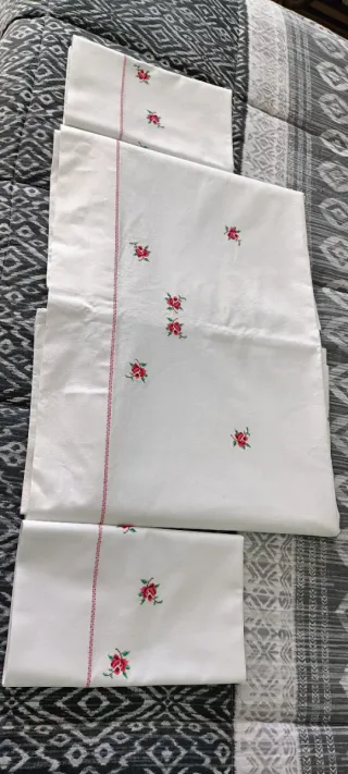 Sábana y Almohadas Antiguas TOLRÀ