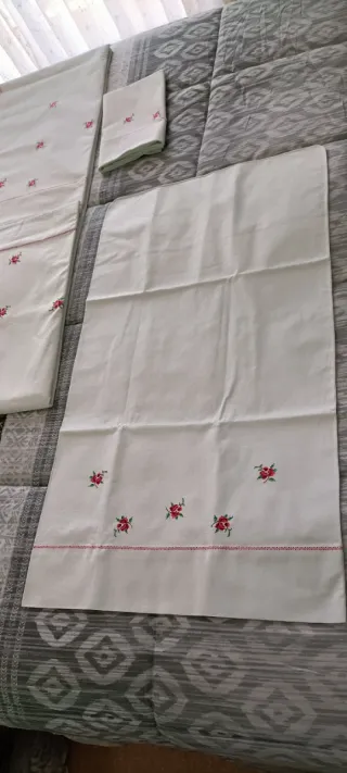 Sábana y Almohadas Antiguas TOLRÀ
