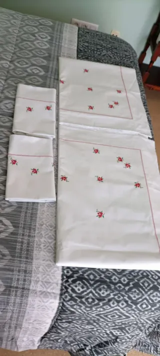 Sábana y Almohadas Antiguas TOLRÀ