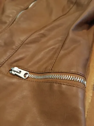 Cazadora efecto piel marrón T.34