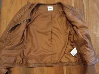 Cazadora efecto piel marrón T.34