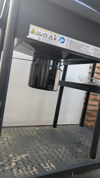 Barbacoa de carbón negra con ruedas