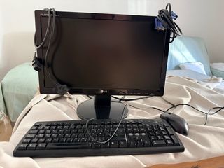 Pantalla LG, Teclado y Ratón Negro