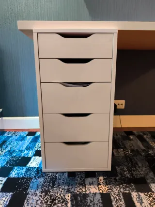 Mesa de escritorio blanca 1.20+ silla negra de est