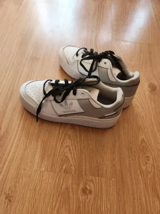 Zapatillas Adidas Forum Low Gris y Blanco
