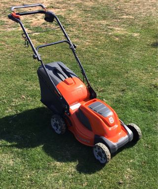 Cortacésped Eléctrico Husqvarna.