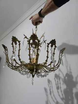 Lámpara de araña antigua de metal y cristal