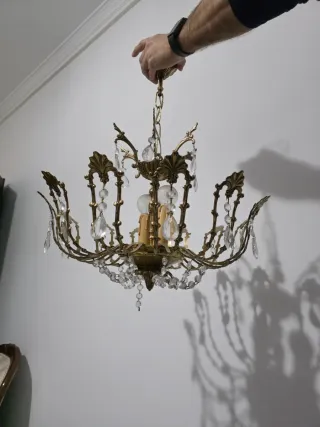 Lámpara de araña antigua de metal y cristal