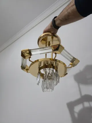 Lámpara de araña antigua de metal y cristal