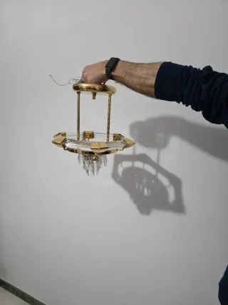 Lámpara de araña antigua de metal y cristal