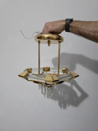 Lámpara de araña antigua de metal y cristal