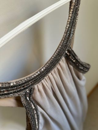Vestido fiesta beige con pedrería Mango
