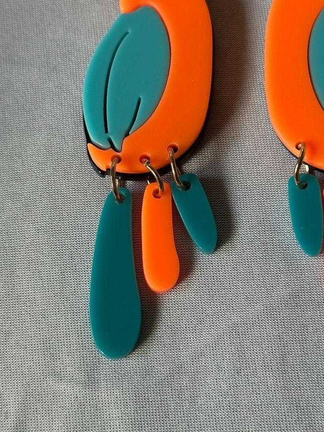 Pendientes acrílicos vintage papagayo naranja y