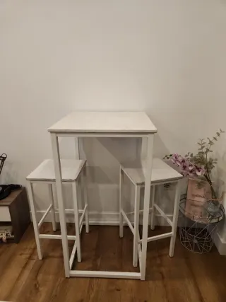 Mesa alta y 2 taburetes blancos
