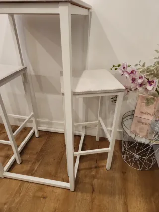 Mesa alta y 2 taburetes blancos