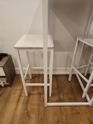 Mesa alta y 2 taburetes blancos