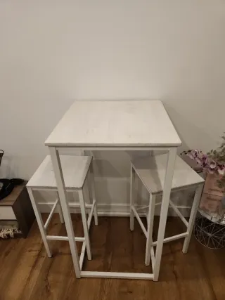 Mesa alta y 2 taburetes blancos
