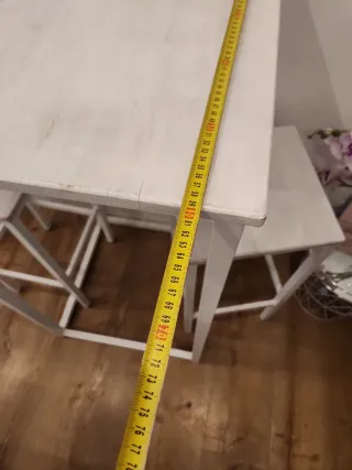 Mesa alta y 2 taburetes blancos