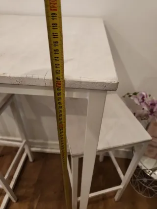 Mesa alta y 2 taburetes blancos
