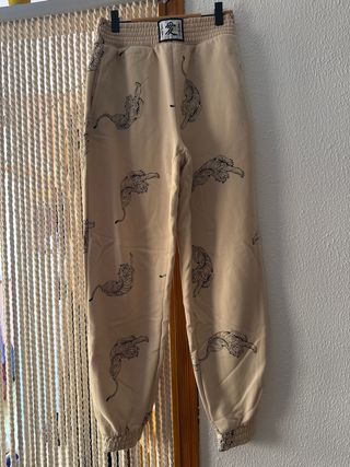 Pantalón chándal beige estampado tigre