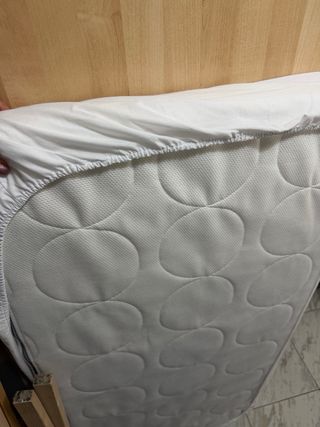 Cuna madera + colchón, almohada y sábanas