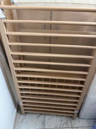 Cuna madera + colchón, almohada y sábanas