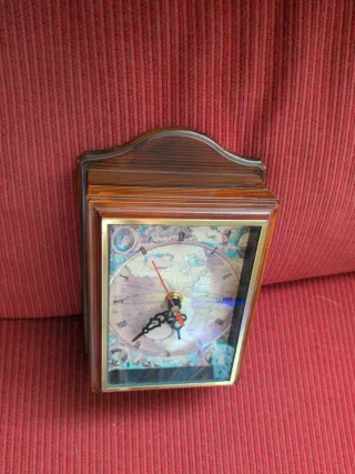 Reloj de pared con mapa y portallaves