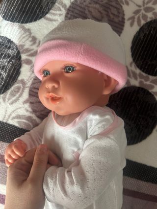 Muñeca bebé con capota