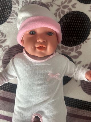 Muñeca bebé con capota