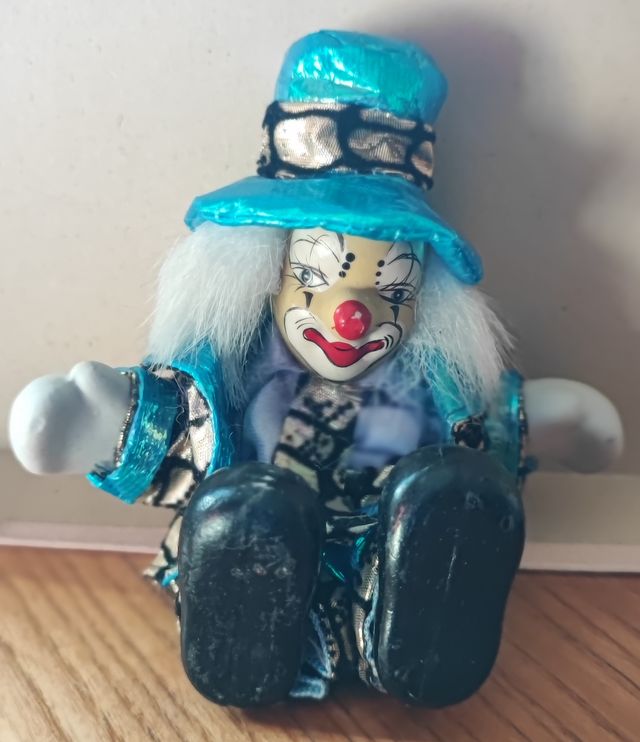 Payaso de porcelana con sombrero azul