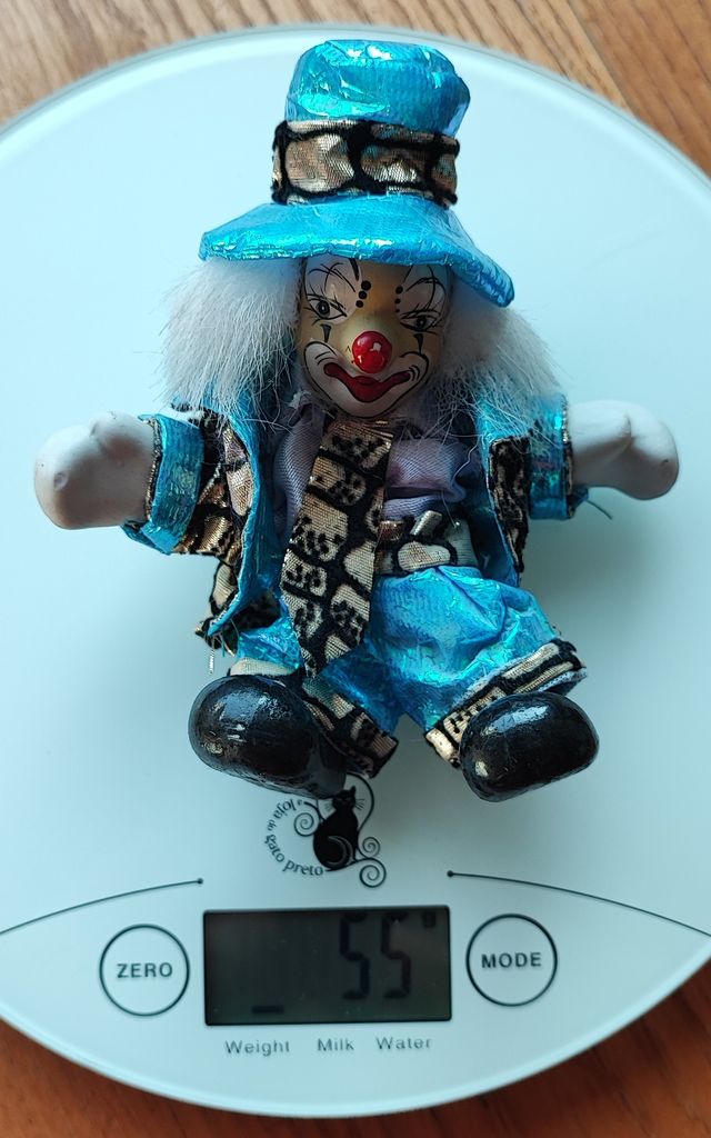 Payaso de porcelana con sombrero azul
