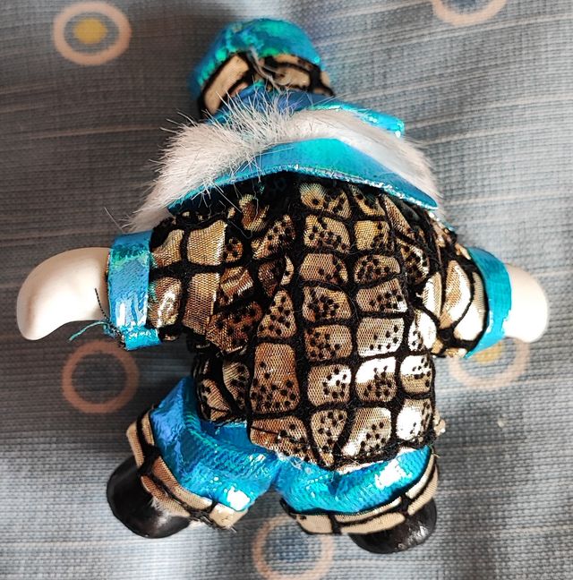 Payaso de porcelana con sombrero azul