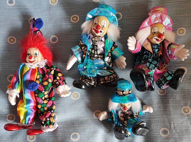 Payaso de porcelana con sombrero azul