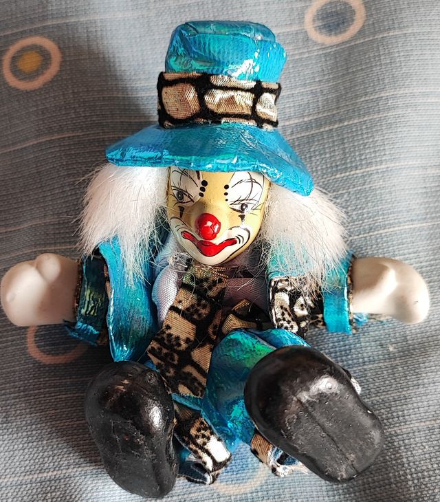 Payaso de porcelana con sombrero azul