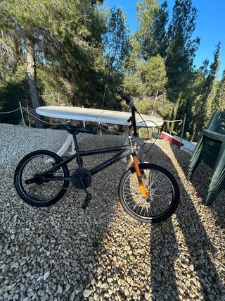 Bicicleta BMX negra y naranja