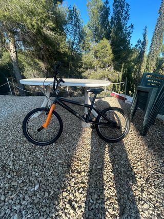 Bicicleta BMX negra y naranja