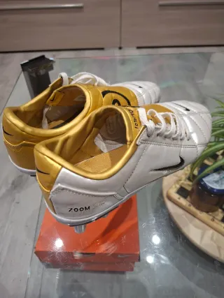Zapatillas Nike Total 90 Oro y Blanco
