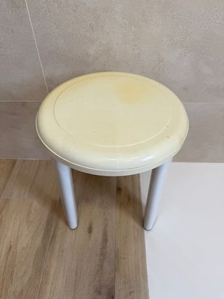 Taburete de baño blanco y beige