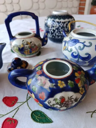 Set di 4 teiere decorative e piccolo vaso