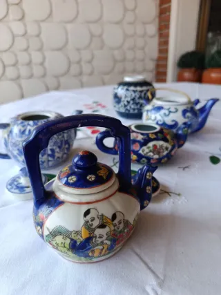 Set di 4 teiere decorative e piccolo vaso