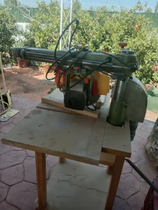 Sierra Radial Industrial DeWalt con Mesa